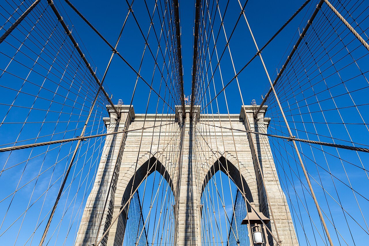 Can you walk across the Brooklyn Bridge?
