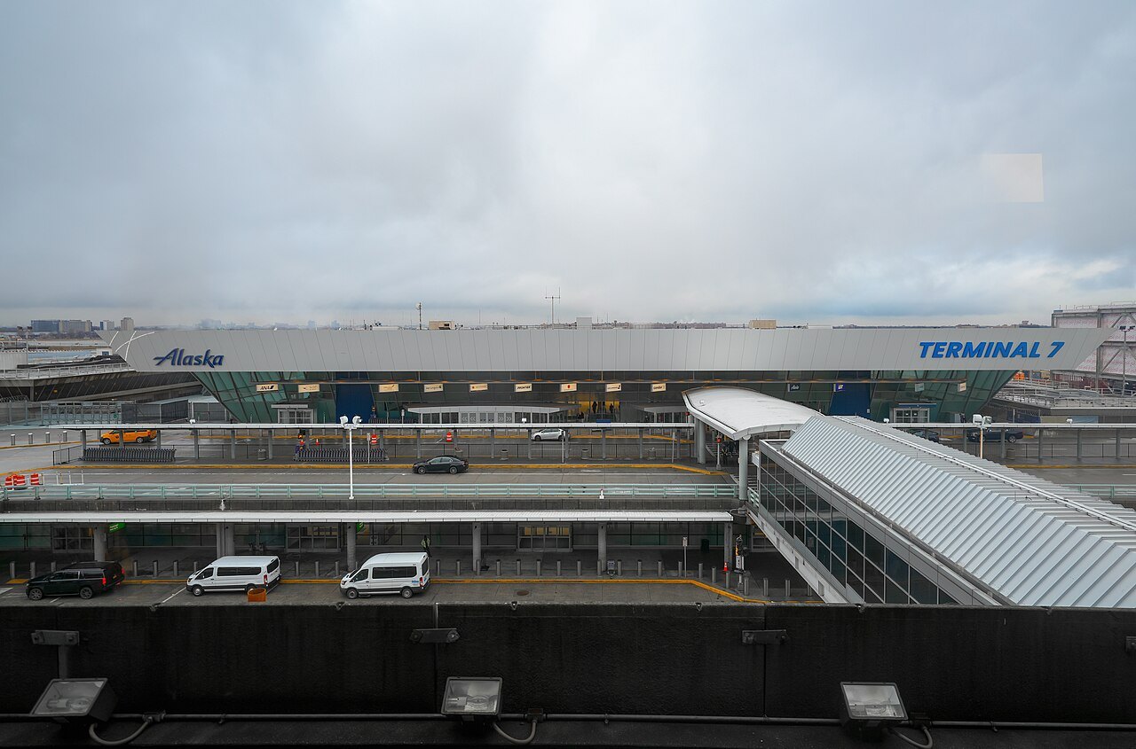 How do you get from JFK Airport to Manhattan?