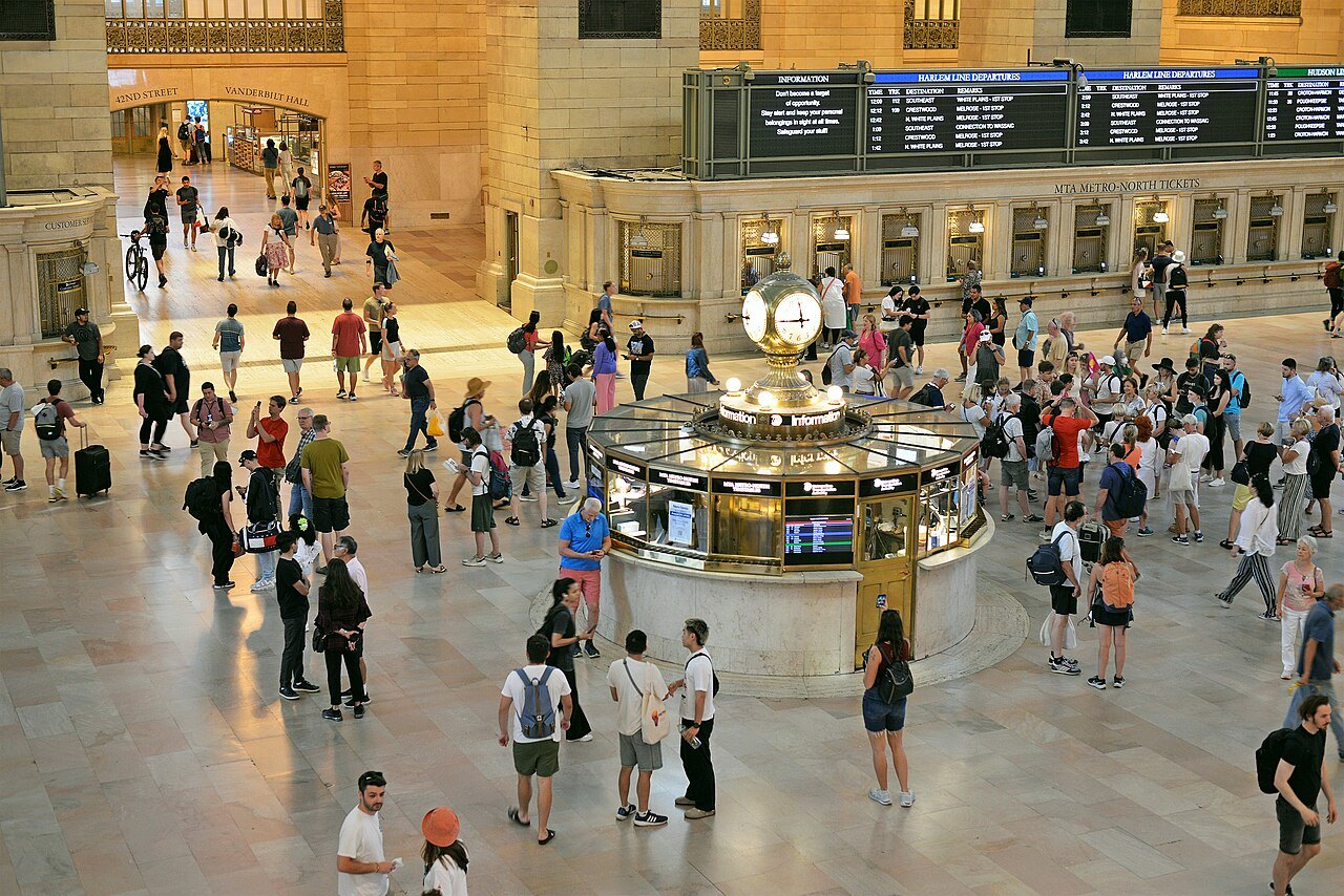 Crowds around the information booth on Grand Central's concourse floor